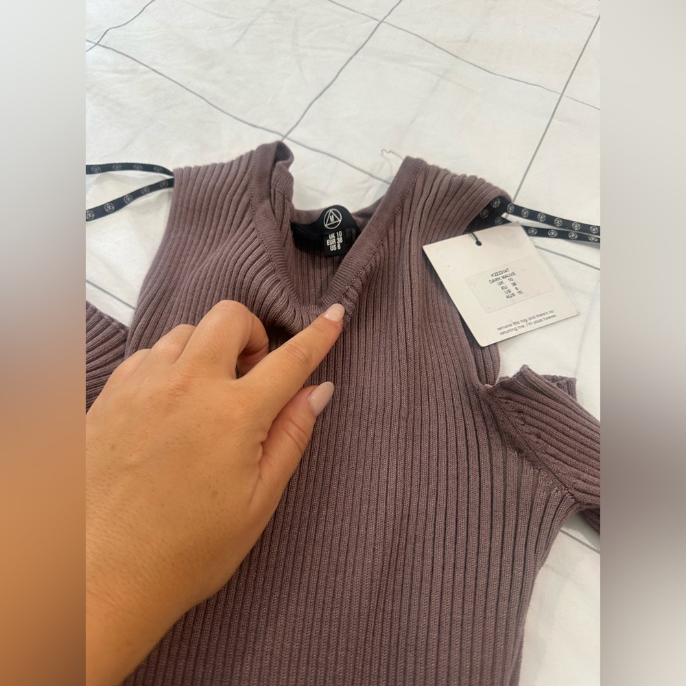 Pretty sweater dress never worn. Size US 8 runs small. More like a 4-6